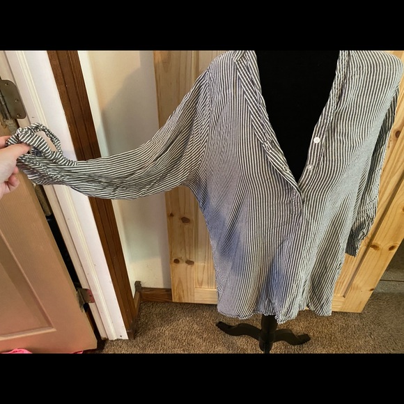 Beach-y, flowy, long sleeved shirt - Picture 2 of 3